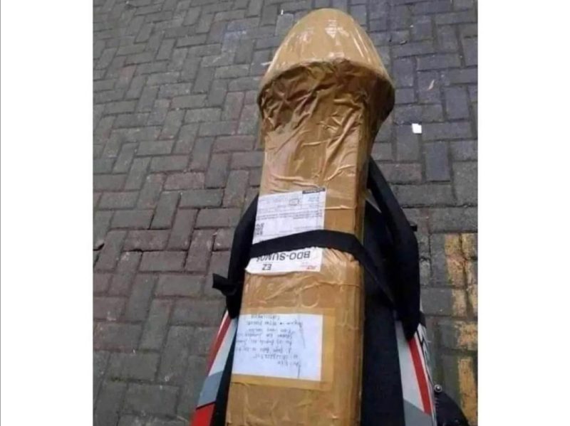 Paket yang berbentuk penis. Foto: Instagram