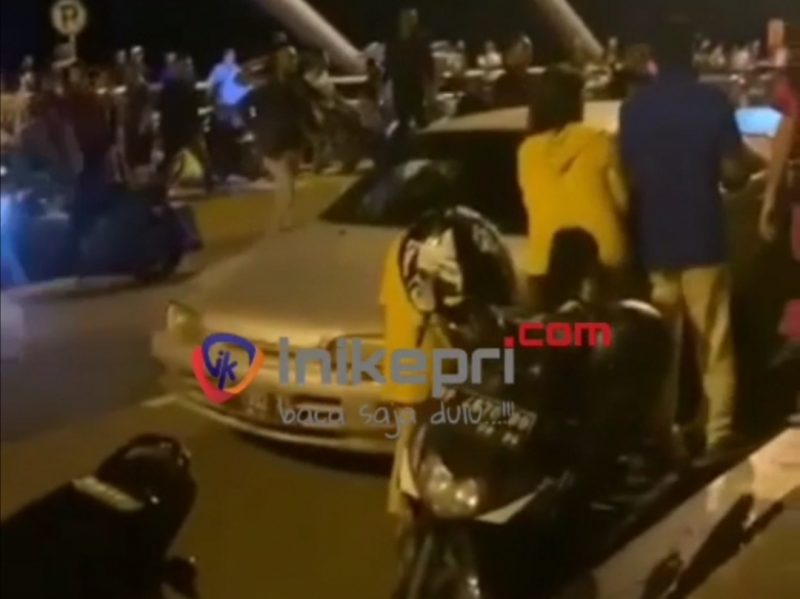 Tangkapan layar video keributan antar prajurit TNI AL dan AD di Jembatan Barelang, Kota Batam. Foto: Tangkapan Layar