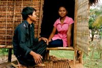 Ilustrasi wanita dan pria suku Kreung di pondok cinta / Foto: unored.tv