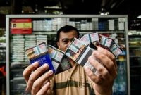 Pedagang menunjukkan bungkus rokok bercukai. Foto: MI