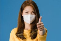 Ilustrasi memakai masker. Foto: SHUTTERSTOCK