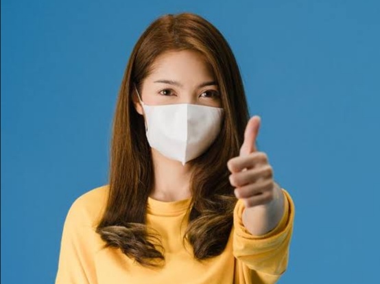 Ilustrasi memakai masker. Foto: SHUTTERSTOCK