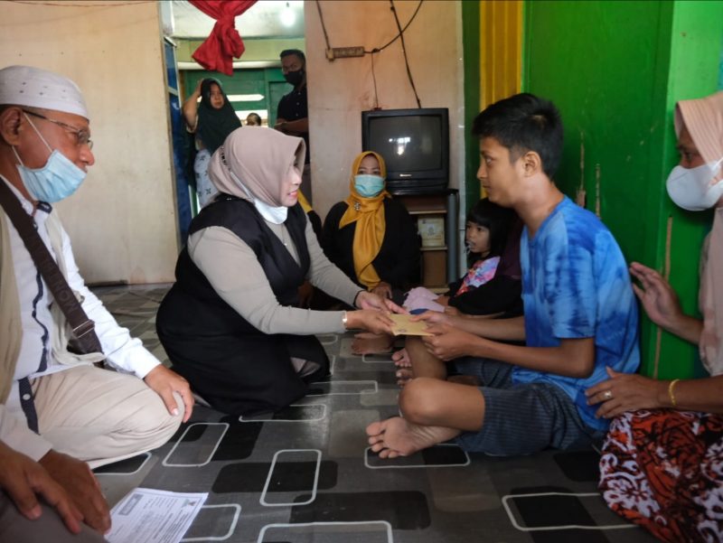 Wali Kota Tanjungpinang Rahma memberikan bantuan kepada penderita tumor. Foto: Istimewa