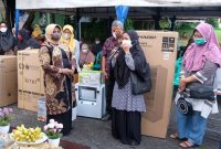 Wali Kota Tanjungpinang Rahma menyerahkan bantuan alat penunjang usaha. Foto: Istimewa