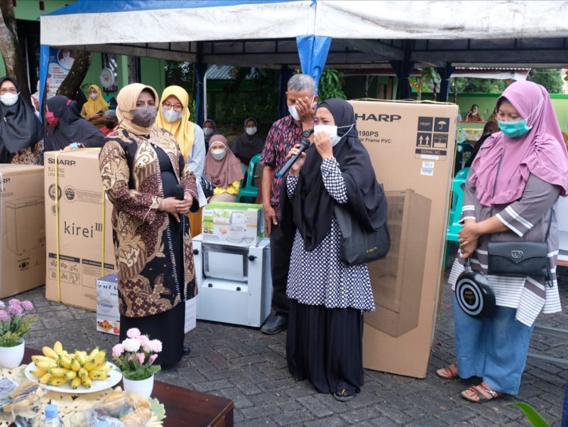 Wali Kota Tanjungpinang Rahma menyerahkan bantuan alat penunjang usaha. Foto: Istimewa