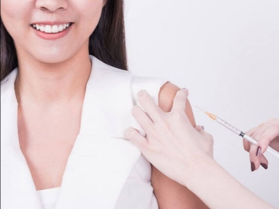 Ilustrasi vaksinasi COVID-19. Foto: SHUTTERSTOCK