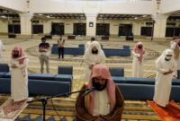 Imam memimpin salat di Arab Saudi. Foto/REUTERS