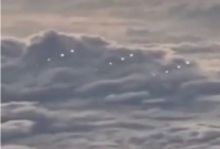 Seorang pilot mengklaim dia melihat armada UFO di atas Samudra Pasifik. Video itu diambil di sekitar 39.000 kaki.Seorang pilot mengklaim dia melihat armada #UFO di atas Samudra Pasifik. Video itu diambil di sekitar 39.000 kaki. Foto: Tangjkapan Layar viua Twitter @ChillzTV