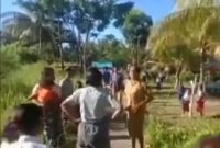 Video seorang guru honorer yang menampar seorang ibu berseragam ASN. Foto: Twitter
