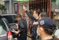 Pelaku diamankan pihak kepolisian. Foto: Tangkapan Layar Vdieo Twitter