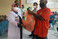 Wali Kota Tanjungpinang Rahma menyerahkan bantuan alat tangkap ke nelayan. Foto: Istimewa