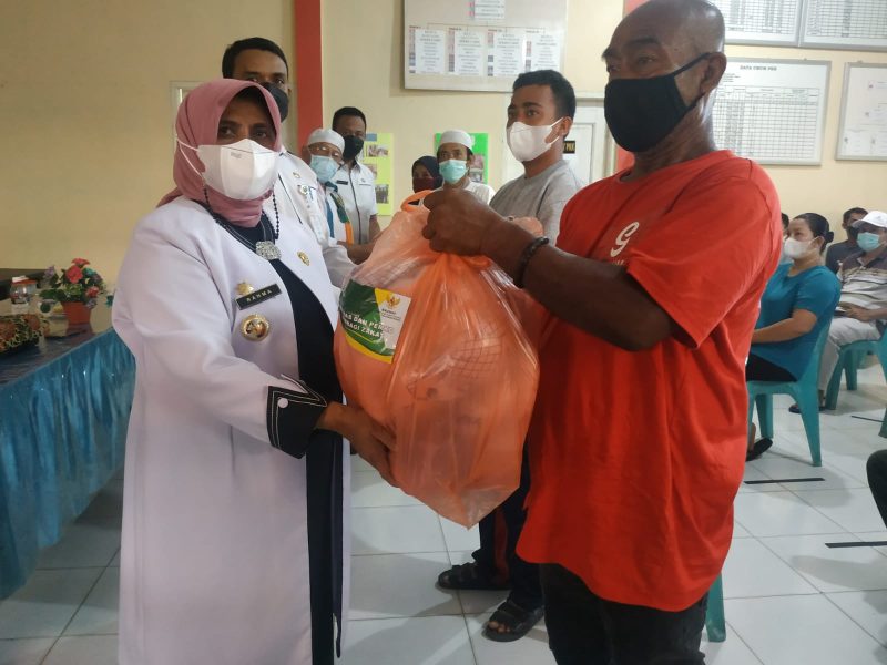 Wali Kota Tanjungpinang Rahma menyerahkan bantuan alat tangkap ke nelayan. Foto: Istimewa