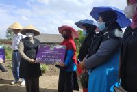 Pemerintah Kota Tanjungpinang melalui Dinas Pertanian Pangan dan Perikanan (DP3) Kota Tanjungpinang menyalurkan bantuan untuk lima Kelompok Wanita Tani (KWT). Foto: Istimewa