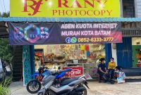 Kios milik Ari Wijaya, Bob Cell. Selain menyediakan isi ulang pulsa, Ari juga menyediakan jasa fotokopi. Foto: INIKEPRI.COM 