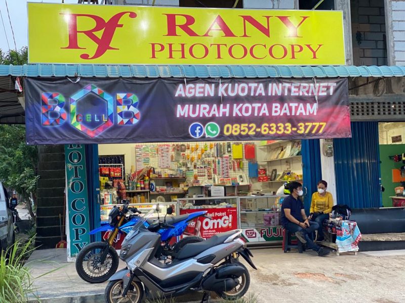 Kios milik Ari Wijaya, Bob Cell. Selain menyediakan isi ulang pulsa, Ari juga menyediakan jasa fotokopi. Foto: INIKEPRI.COM 