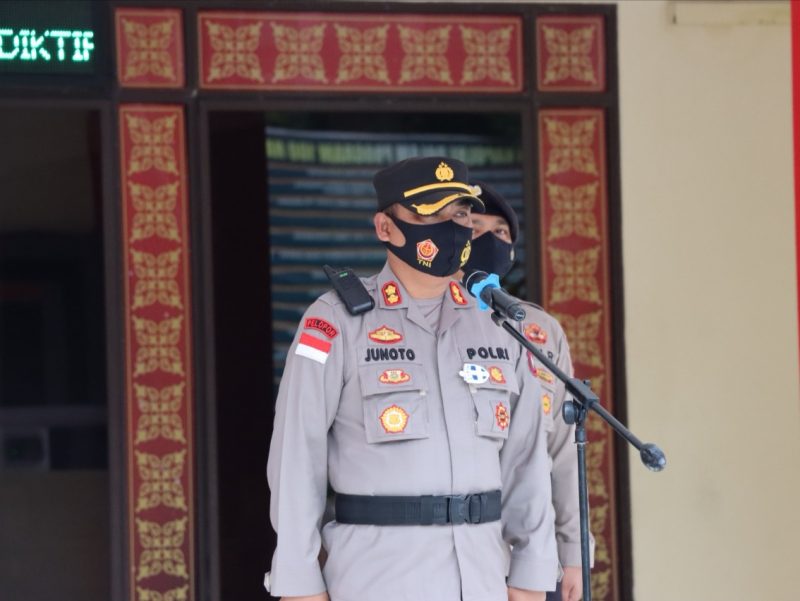 Wakapolresta Barelang AKBP Junoto, SIK
memimpin Upacara Korps Raport Kenaikan Pangkat T.A 2022 Pangkat Perwira, Bintara personil Polresta Barelang TMT 1 Januari 2022 bertempat di Lapangan Apel Mapolresta Barelang. Foto: Humas Polresta Barelang