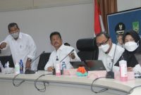 Wali Kota Batam Muhammad Rudi memimpin rapat penanganan banjir. Foto: MC Batam