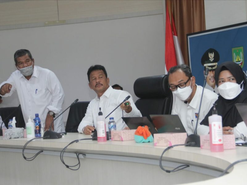 Wali Kota Batam Muhammad Rudi memimpin rapat penanganan banjir. Foto: MC Batam