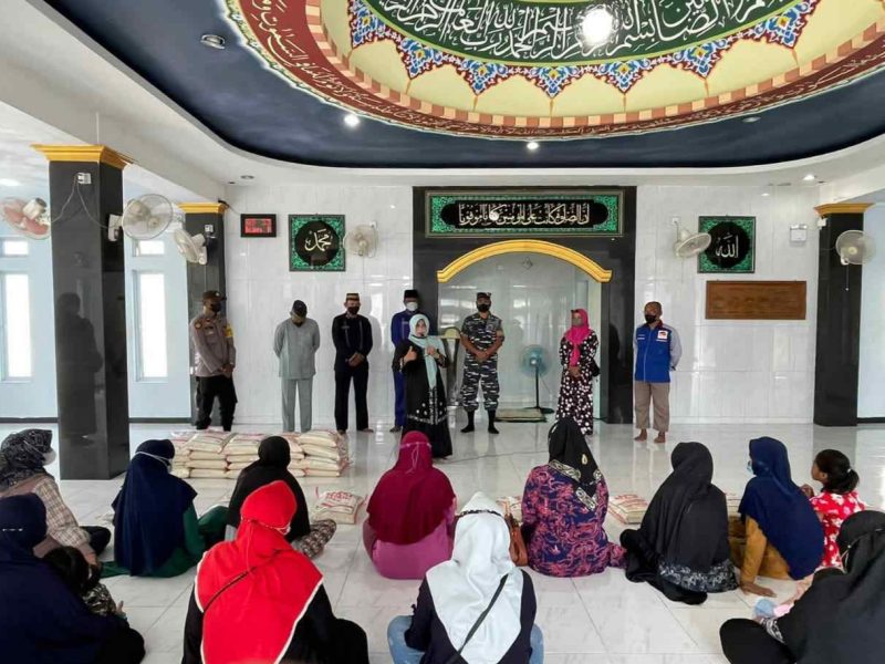 Pemko Tanjungpinang melaksanakan Program Jumat Berkah, yaitu pemberian serentak bantuan beras untuk duafa di masjid, surau dan musala yang ada di wilayah Tanjungpinang. Foto: Istimewa