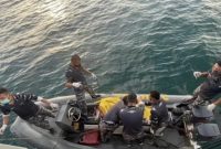 Prajurit TNI AL yang berpatroli menggunakan KRI Parang-647 menemukan satu jasad diduga pekerja migran Indonesia (PMI) di perairan perbatasan Indonesia dan Malaysia. Foto: ANTARA