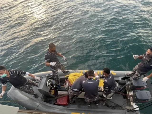 Prajurit TNI AL yang berpatroli menggunakan KRI Parang-647 menemukan satu jasad diduga pekerja migran Indonesia (PMI) di perairan perbatasan Indonesia dan Malaysia. Foto: ANTARA