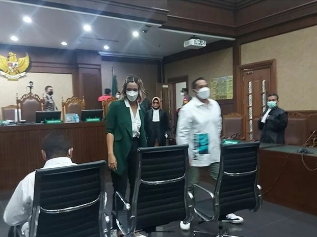 Majelis Hakim Pengadilan Negeri Jakarta Pusat menjatuhkan vonis pidana hukuman penjara selama satu tahun kepada artis Ramadhania Ardiansyah Bakrie alias Nia Ramadhani bersama suaminya Anindra Ardiansyah Bakrie atau Ardie Bakrie dan sopirnya Zen Vivanto. Foto: ANTARA