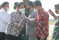 Wali Kota Batam, Muhammad Rudi menyambut langsung kunjungan kerja Menteri Dalam Negeri (Mendagri) Tito Karnavian ke Batam di Bandara Internasional Hang Nadim. Foto: MC Batam