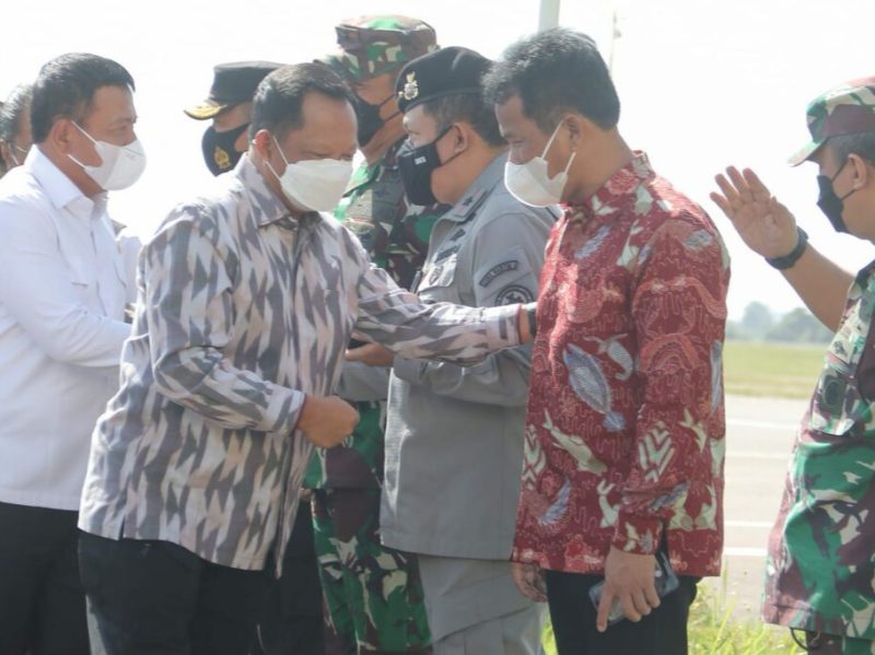 Wali Kota Batam, Muhammad Rudi menyambut langsung kunjungan kerja Menteri Dalam Negeri (Mendagri) Tito Karnavian ke Batam di Bandara Internasional Hang Nadim. Foto: MC Batam
