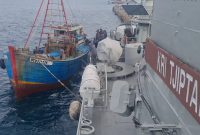 Kapal Perang Republik Indonesia (KRI) Tjiptadi (TPD)-381 dan KRI Tuanku Imam Bonjol (IBL)-383 berhasil menangkap tiga kapal penangkap ikan asing (KIA) berbendera Vietnam di Laut Natuna Utara. Foto: Istimewa