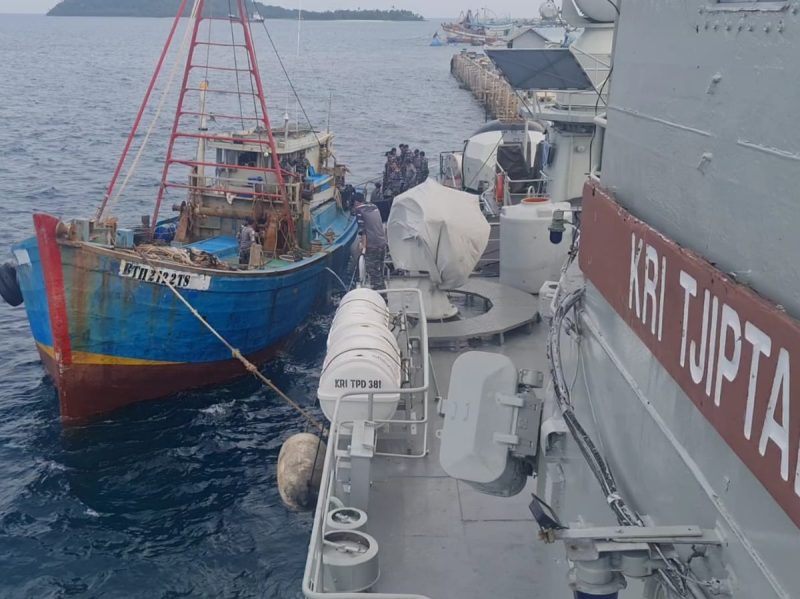 Kapal Perang Republik Indonesia (KRI) Tjiptadi (TPD)-381 dan KRI Tuanku Imam Bonjol (IBL)-383 berhasil menangkap tiga kapal penangkap ikan asing (KIA) berbendera Vietnam di Laut Natuna Utara. Foto: Istimewa