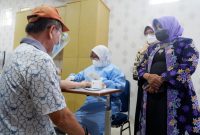 Wali Kota Tanjungpinang Rahma saat meninjau pelaksanaan vaksinasi booster di RSUD Tanjungpinang. Foto: Istimewa