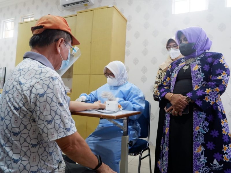 Wali Kota Tanjungpinang Rahma saat meninjau pelaksanaan vaksinasi booster di RSUD Tanjungpinang. Foto: Istimewa