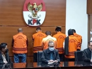 Komisi Pemberantasan Korupsi (KPK) mentapkan Bupati Penajam Paser Utara (PPU), Kalimantan Timur Abdul Gafur Mas'ud sebagai tersangka suap terkait dengan kegiatan pekerjaan pengadaan barang dan jasa serta perizinan di Kabupaten Penajam Paser Utara, Kalimantan Timur tahun 2021-2022. Foto: KOMPAS.COM