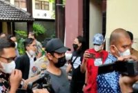 Hadfana Firdaus (topi hitam), penendang sesajen Gunung Semeru saat digelandang ke Mapolda Jatim usai ditangkap di Bantul, Jogjakarta. Foto: SINDOnews/Lukman Hakim