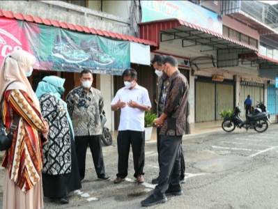 Wali Kota Tanjungpinang Rahma meninjau kawasan Kota Lama Tanjungpinang yang akan dilakukan pembenahan. Foto: Istimewa
