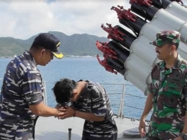 TNI AL berhasil menyelamatkan terhadap sebuah kapal nelayan asal Natuna di Perairan Laut Natuna. Foto: Istimewa