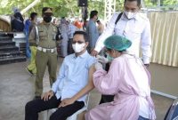 Wakil Wali Kota Batam Amsakar Achmad disuntik booster. Foto: MC Batam