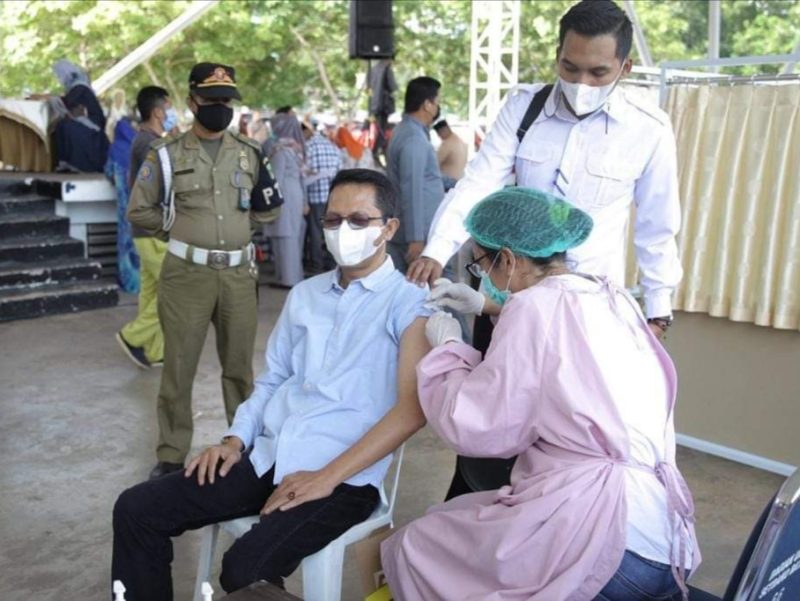 Wakil Wali Kota Batam Amsakar Achmad disuntik booster. Foto: MC Batam