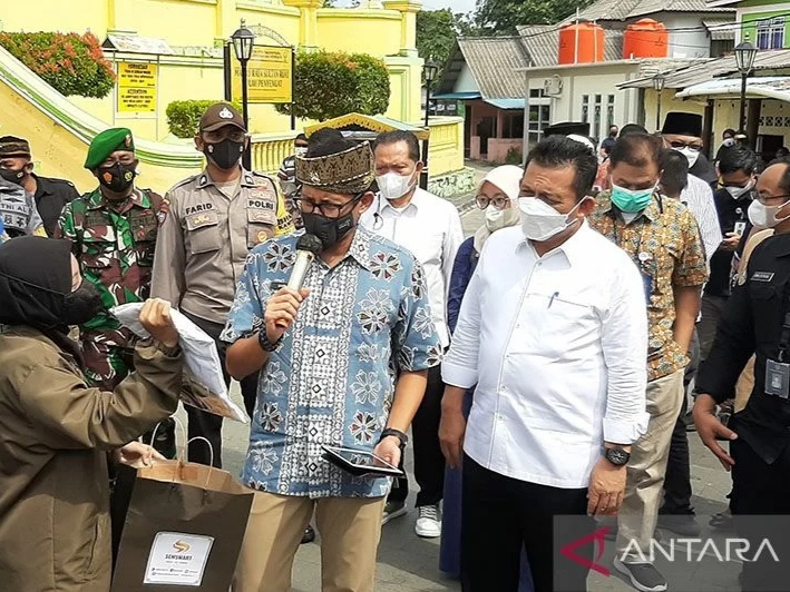 Menteri Pariwisata dan Ekonomi Kreatif Sandiaga Salahuddin Uno dan Gubernur Kepri Ansar Ahmad mengunjungi Pulau Penyengat. Foto: ANTARA