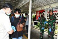 Ketua Satuan Tugas Khusus (Satgassus) Penanganan pemulangan Pekerja Migran Indonesia (PMI) melalui pintu perlintasan Provinsi Kepri Brigjen TNI Jimmy Ramoz Manalu meminta semua PMI dari luar negeri tidak khawatir mengikuti aturan karantina yang dibuat pemerintah. Foto: ANTARA
