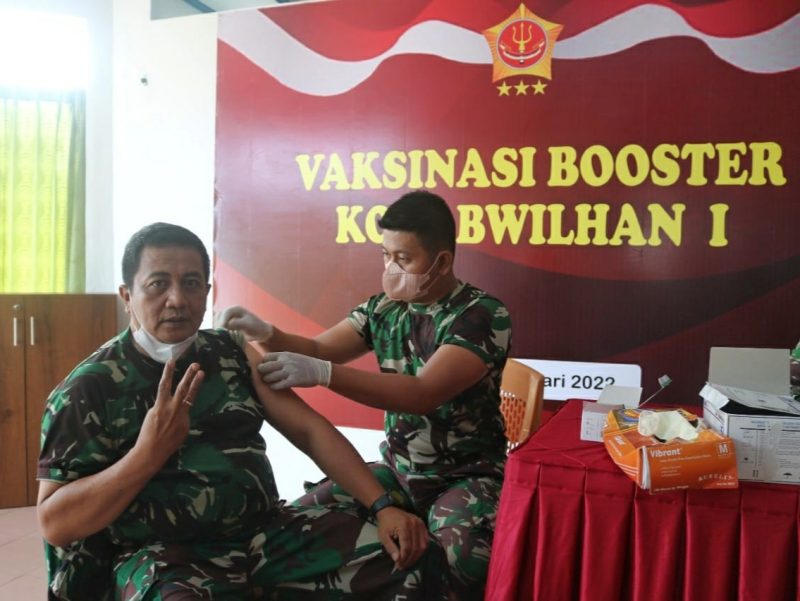 Komando Gabungan Wilayah Pertahanan (Kogabwilhan) I melaksanakan vaksin lanjutan (booster) tahap 3, untuk seluruh staf Kogabwilhan I di Mako Kogabwilhan I  Tanjungpinang, Kepulauan Riau, Senin(24/1/2022). Foto: Pen Kogabwilhan I