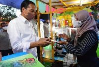 Presiden Jokowi menyerahkan bantuan tunai ke pedagang di Bintan. Foto: Riezky M/OKEZONE
