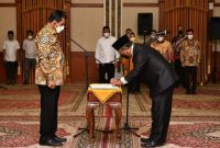 Gubernur Kepulauan Riau H. Ansar Ahmad melantik Drs. Eko Sumbaryadi sebagai Penjabat (Pj) Sekretaris Daerah Provinsi Kepri menggantikan Ir. Lamidi di Gedung Daerah, Tanjungpinang, Selasa (25/1).  Foto: Diskominfo Kepri