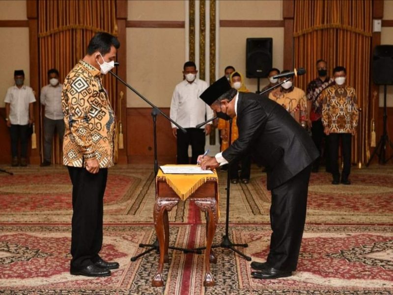 Gubernur Kepulauan Riau H. Ansar Ahmad melantik Drs. Eko Sumbaryadi sebagai Penjabat (Pj) Sekretaris Daerah Provinsi Kepri menggantikan Ir. Lamidi di Gedung Daerah, Tanjungpinang, Selasa (25/1).  Foto: Diskominfo Kepri