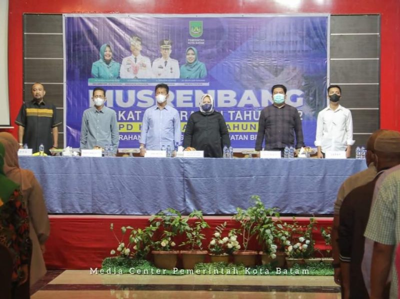 Wali Kota dan Wakil Wali Kota Batam, Muhammad Rudi dan Amsakar Achmad, menghadiri Musyawarah Rencana Pembangunan (Musrenbang) tingkat Kelurahan Bengkong Laut di Golden Prawn, Bengkong, Rabu (26/1/2022) malam. Foto: MC Batam