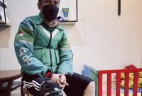 Seorang driver ojek online mendadak jadi pusat perhatian netizen. Kisahnya viral di sosial media karena harus kehilangan kaki kirinya lantaran harus diamputasi. Foto: Twitter