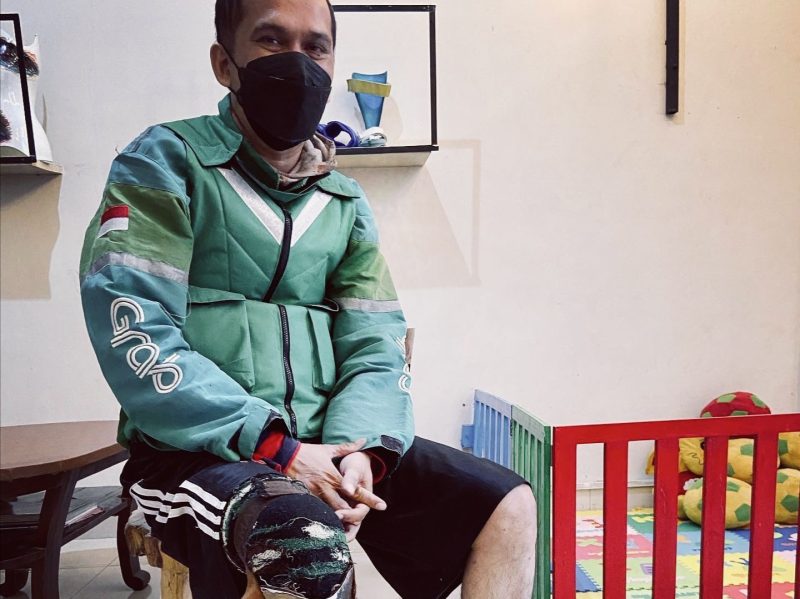 Seorang driver ojek online mendadak jadi pusat perhatian netizen. Kisahnya viral di sosial media karena harus kehilangan kaki kirinya lantaran harus diamputasi. Foto: Twitter