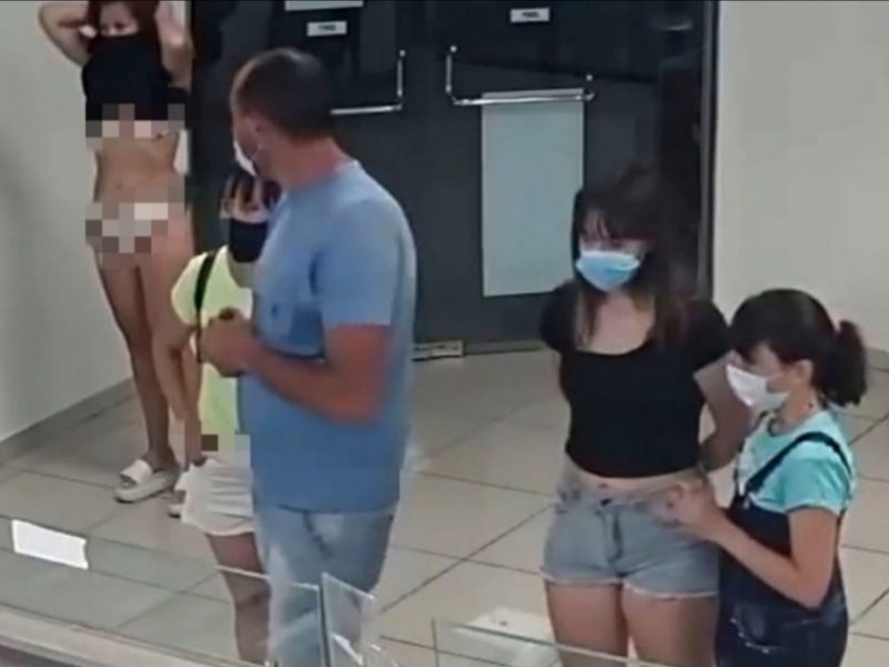 Seorang perempuan di Argentina memutuskan untuk menanggalkan pakaian yang ia kenakan dan menggunakannya sebagai penutup wajah atau masker demi dapat mengantre di toko es krim. Foto: Istimewa