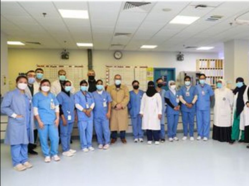 Seorang wanita Saudi melahirkan 10 bayi kembar, tim medis mengawasi kondisinya di Rumah Sakit Angkatan Bersenjata Raja Salman. Foto: SAUDI GAZETTE via TWITTER