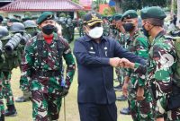 Bupati Tj. Balai Karimun Dr. H. Aunur Rafiq, S.Sos, M.Si. melepas keberangkatan sebanyak 75 prajurit Kompi Senapan-B Yonif Raider Khusus 136/TS yang akan melaksanakan Satgas Perbantuan Pemda Papua Barat di lapangan Kantor Bupati Karimun, Sabtu (23/1/2022). Foto: Istimewa